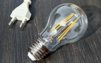 Mejores trucos para ahorrar luz en casa si eres jubilado
